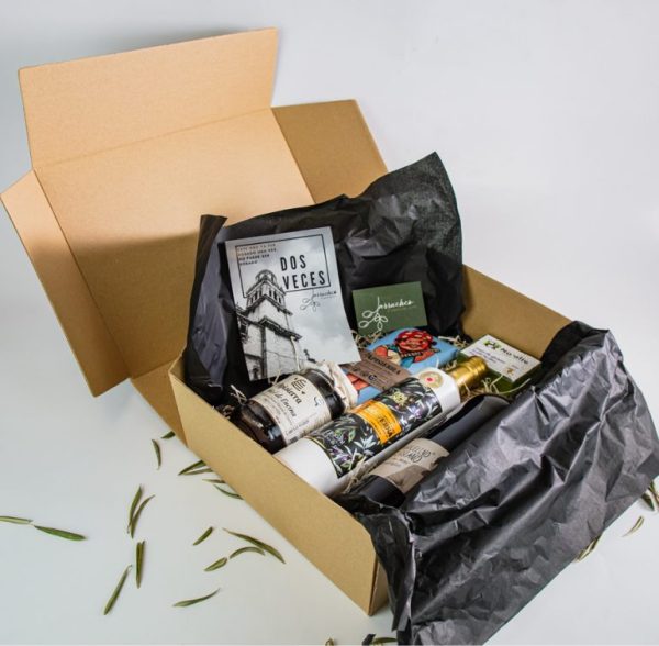 Imagen de una cesta regalo personalizable gourmet, con productos como aceite de oliva, vino, chocolates, y más, lista para ser adaptada al gusto del cliente.