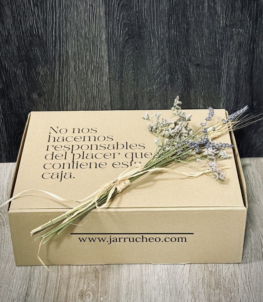 Caja regalo gourmet decorada con un ramillete seco, presentada con un toque artesanal y elegante